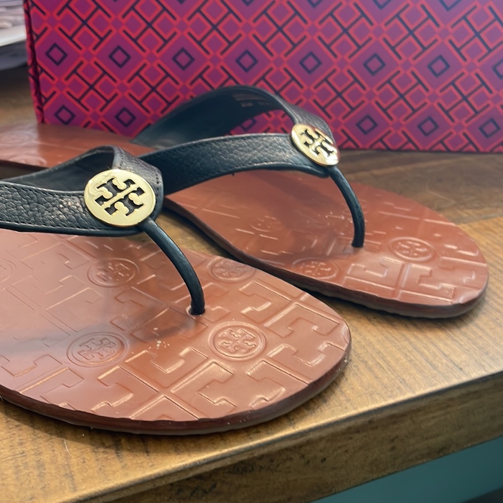Tory Burch Thora black tumbled leather thong sandal - like new